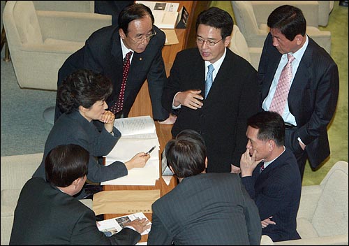 28일 국회 정치분야 대정부질문에서 이해찬 총리가 `한나라당은 차떼기당`이라고 발언하자, 박근혜 대표와 김덕룡 원내대표 등 당지도부가 대책을 논의하고 있다. 